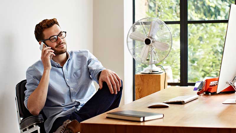 homem a falar ao telemóvel num escritório